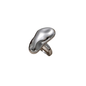 Bague minimaliste en acier titane argenté avec design haricot en métal liquide sur blanc
