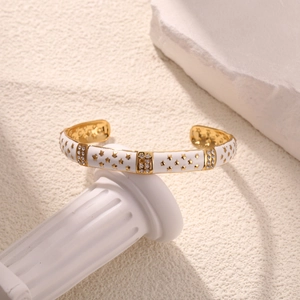 Retro 18K vergoldete C-Manschette aus Edelstahl mit weißer Emaille und goldenen Sternen