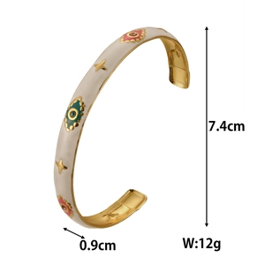 Details des Emaille-Armreifs mit Stern- und Augenmotiven und Größenangaben