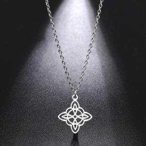 Collier avec pendentif nœud celtique en acier inoxydable argenté au design évidé