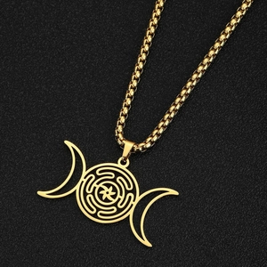 Detail van gouden drievoudige maan hanger met Hecate wiel aan een boxketting