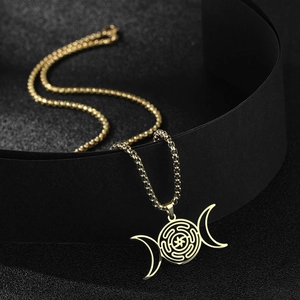 Detail van Hecate-wiel hanger met maansikkels aan een gouden box-ketting