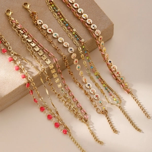 Set di bracciali multistrato dorati boho con ciondoli a cuore rosa e farfalle per donna