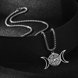Zilveren roestvrijstalen ketting met drievoudige maan- en Hecate-wielhanger aan een boxketting