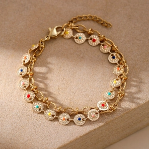 Bracciale bohémien a doppia catena dorata con ciondoli in smalto colorato su pietra