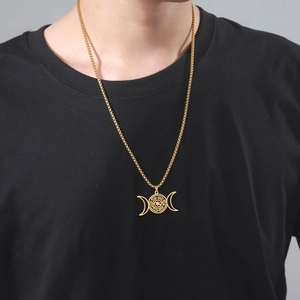 Gouden rvs box ketting met Triple Moon Hecate wiel hanger gedragen door model