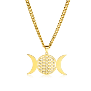 Detalle del colgante Triple Luna y Flor de la Vida en acero inoxidable chapado en oro