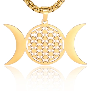 Primer plano del collar dorado de acero con triple luna y patrón calado de flor de vida