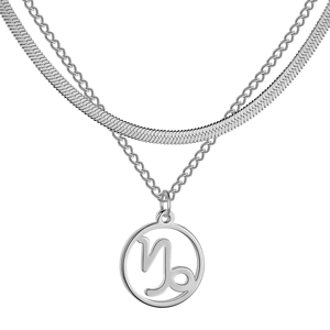 Détail d'un collier double épaisseur en argent avec chaîne serpent et pendentif Capricorne
