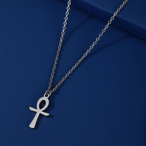 Macro del ciondolo Ankh in acciaio inossidabile argento su sfondo blu strutturato