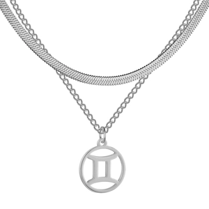 Détail du collier argenté à deux rangs avec pendentif Gémeaux et chaîne serpent fine