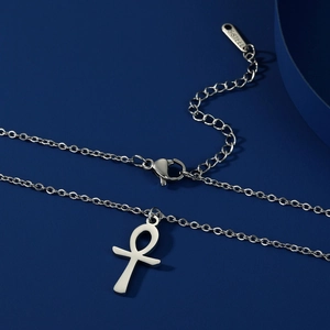 Collana con ciondolo Ankh in acciaio inossidabile lucido con catena su sfondo blu
