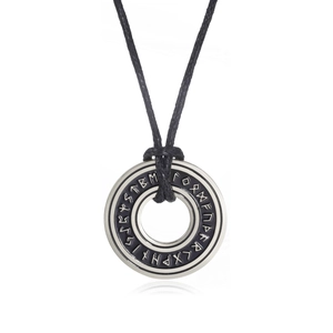 Collana vintage con pendente a runa nordica in acciaio inossidabile e cordino nero su bianco