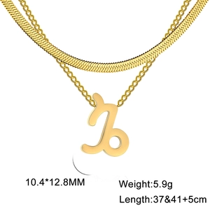 Détail du collier capricorne doré avec une chaîne serpent et un pendentif zodiaque