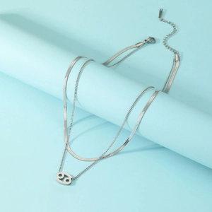 Détail d'un collier double couche en acier inoxydable argenté avec pendentif Cancer