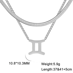 Détail du pendentif Gémeaux et de la chaîne serpent superposée en acier inoxydable