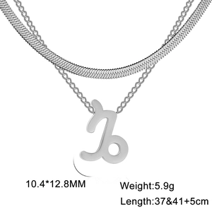 Détail macro du collier pendentif Capricorne avec chaîne serpent et dimensions
