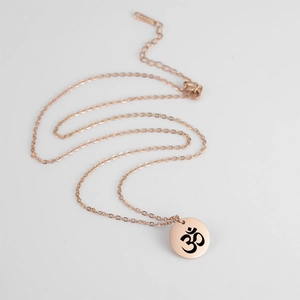Vue détaillée du collier en acier inoxydable or rose avec pendentif Om gravé au laser