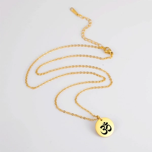 Détail du collier pendentif Om en acier doré avec fermoir mousqueton et chaîne de réglage
