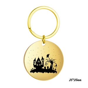 Vista dettagliata del portachiavi oro 25x25mm con silhouette di casa stregata