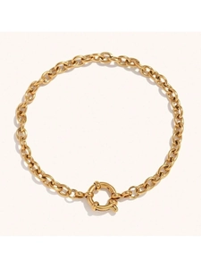 Détail du bracelet chaîne trombone plaqué or 18 carats avec fermoir rond à bascule OT