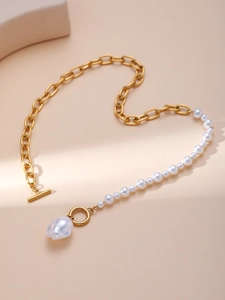 Detail einer Goldketten-Halskette mit Barockperlen-Anhänger und vintage OT-Verschluss