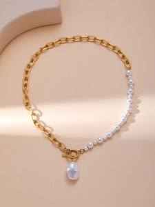 Detailaufnahme der Barockperlenkette mit goldener Kette und OT-Knebelverschluss