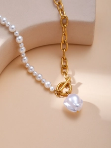 Nahaufnahme der Barockperlenkette mit goldenem OT-Verschluss und Gliederkette