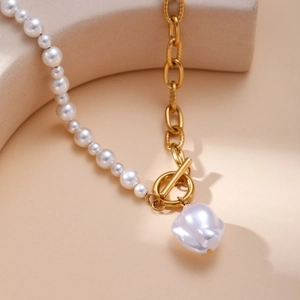 Vintage Barockperlenkette mit Goldkette und OT-Verschluss auf einem Displayständer