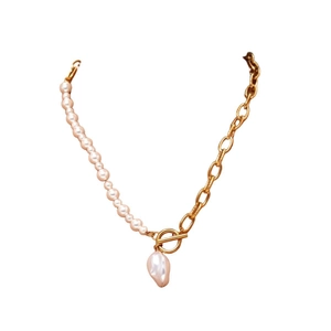 Barockperlenkette mit Goldkette und OT-Verschluss auf minimalistischem weißem Grund