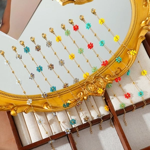 Detail der bunten Perlenblumen an der goldenen Kette mit Karabinerverschluss und Verlängerung