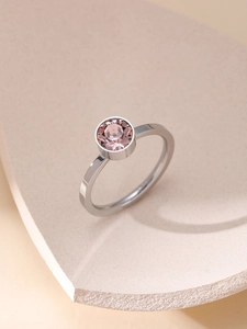 Nahaufnahme eines silbernen Rings mit rundem Champagner-Edelstein in Zargenfassung