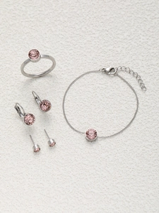 Detailansicht von Silber-Schmuckset mit Ring, Armband und Ohrringen aus rosa Zirkon