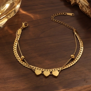 Elegante pulsera de trébol de doble capa en oro con tres colgantes de corazón en madera