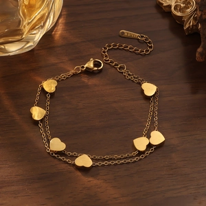 Elegante pulsera de doble capa de acero inoxidable dorado con corazones y cierre mosquetón