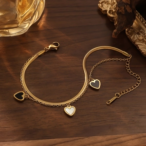 Macro de pulsera de acero inoxidable dorado con dijes de corazón y grabado S-STEEL de lujo