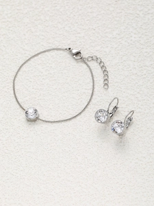 Nahaufnahme des Zirkon-Halsketten-Sets mit silbernem Armband und Ohrringen