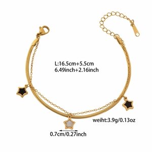 Detalle de una pulsera de doble capa en acero de titanio dorado con estrellas