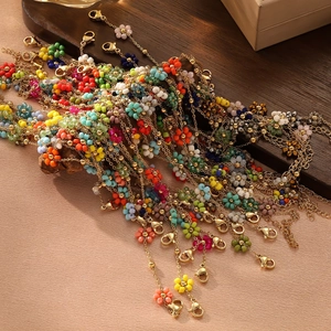 Buntes handgemachtes Perlenblumen-Armbandset mit Goldkette und Karabinerverschluss