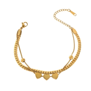 Pulsera de capas dobles en acero dorado con dijes de corazón y cadena de eslabones