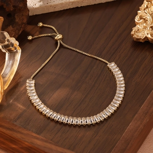Detailansicht eines goldenen Tennisarmbandes mit rechteckigen Zirkonia und Zugverschluss