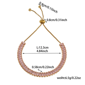 Detailansicht des Tennisarmbands mit rosa Zirkonia, Maßen und goldenem Schiebeverschluss