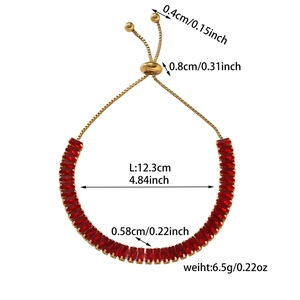 Detailansicht des Goldarmbands mit roten Zirkonia und Maßangaben von ca. 12,3 cm Länge
