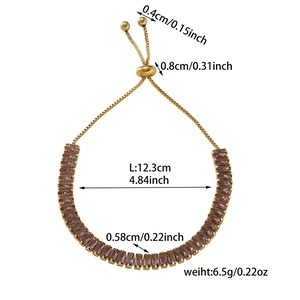 Details des verstellbaren Goldarmbands mit lila Zirkonia im Baguetteschliff