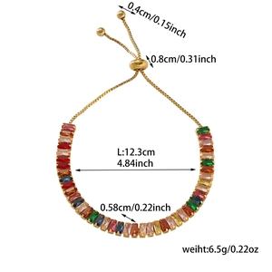 Detail eines verstellbaren vergoldeten Armbandes mit bunten rechteckigen Zirkonia