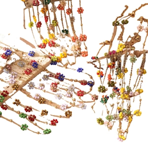Collier élégant en or avec breloques fleurs en perles colorées au style dopamine