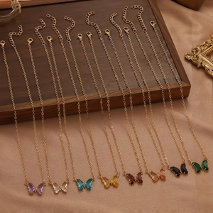 Série de huit colliers papillon en cristal dégradé avec chaînes dorées et détails scintillants