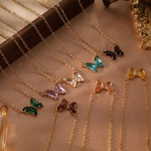 Pendentifs papillon en cristal coloré en huit teintes avec chaînes fines plaquées or