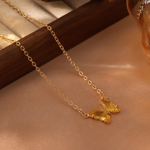 Gros plan du pendentif papillon ambre avec plaquage or et cristaux scintillants