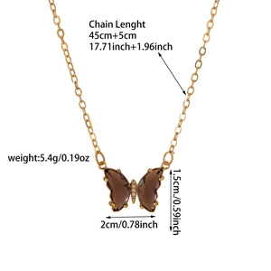 Vue détaillée du pendentif papillon avec dimensions et détails de la chaîne dorée